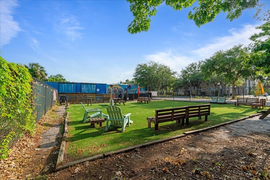 More Photos Of 514 N Main St, Gainesville Service For Lease