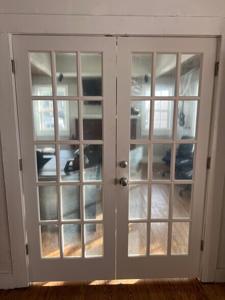 More Photos Of 1217 Perry St, Irving Office For Sale