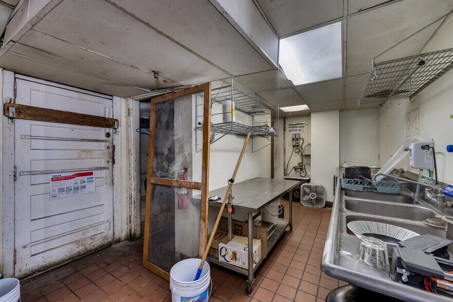 More Photos Of 2201-2205 44th Ave N, Minneapolis Restaurant For Sale