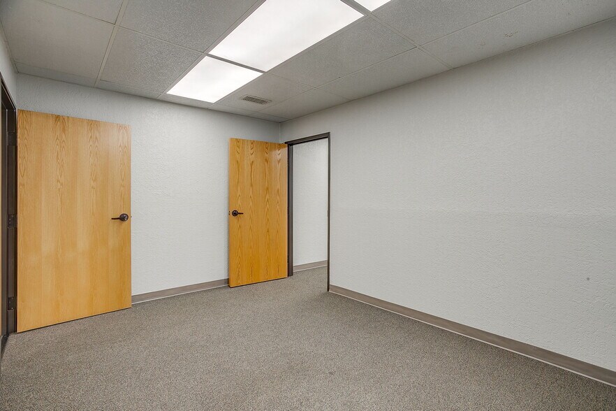 More Photos Of 2030 S Las Vegas Trl, White Settlement Office For Sale
