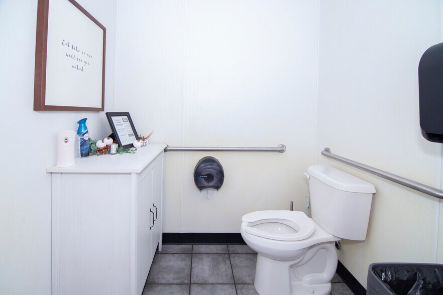 More Photos Of 407 W Main St, Marlow Restaurant For Sale