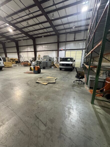 More Photos Of 645 11th Ave Blvd SE, Hickory Warehouse For Lease