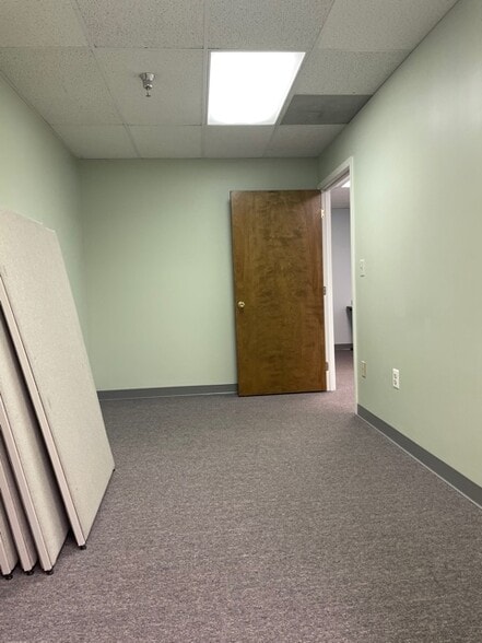 More Photos Of 503 Carlisle Dr, Herndon Flex For Lease