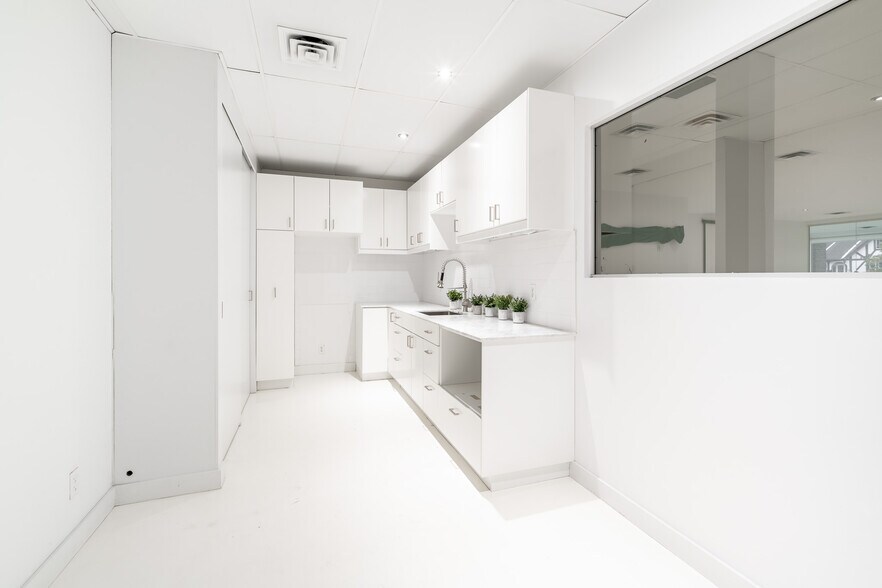 More Photos Of 570-572 Av Victoria, Saint-lambert Bank For Lease