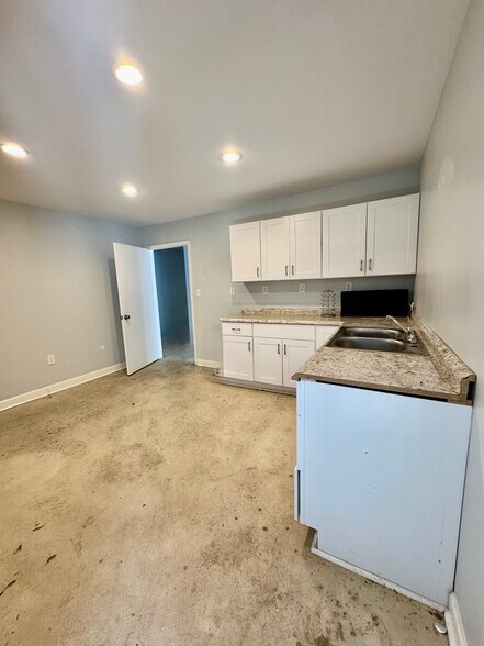 More Photos Of 6190 Old Mendenhall Rd, High Point Warehouse For Lease