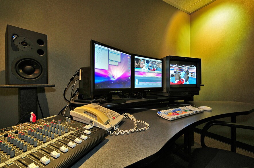 More Photos Of 5325 Topanga Canyon Blvd, Woodland Hills Office Residential For Lease