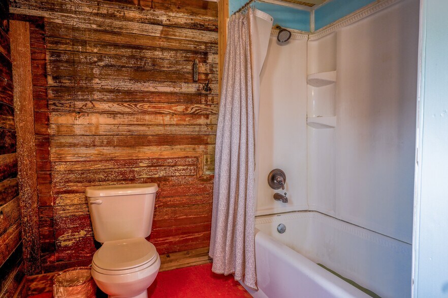 More Photos Of 100 W Murphy St, Alpine General Retail For Sale