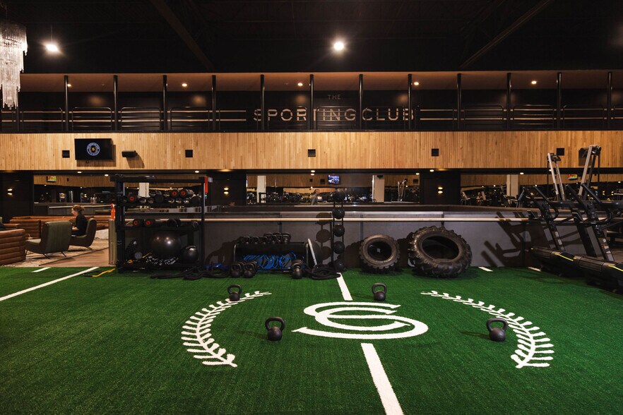 More Photos Of 200 S Broad St, Philadelphia Hotel For Lease