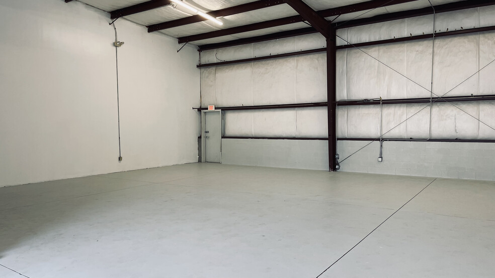 More Photos Of 2164 Platinum Rd, Apopka Light Distribution For Lease