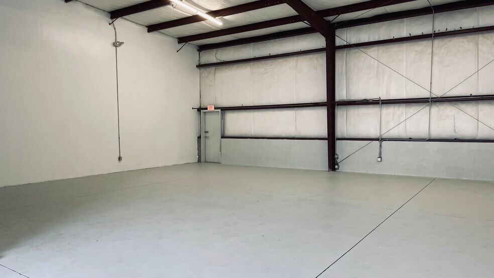 More Photos Of 2164 Platinum Rd, Apopka Light Distribution For Lease