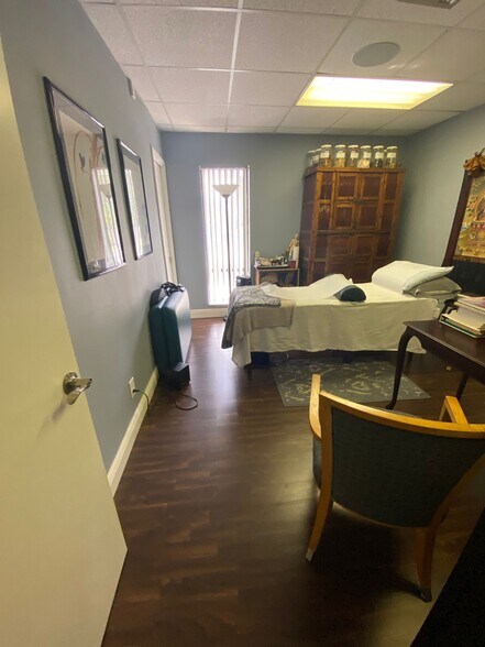 More Photos Of 21400-21414 W Dixie Hwy, Miami Medical For Lease