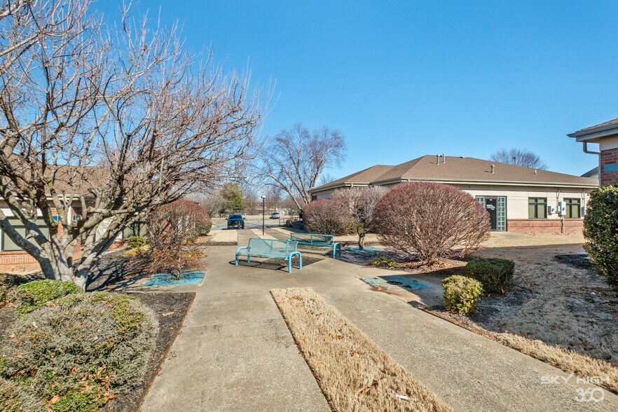 More Photos Of 3291 S Thompson St, Springdale Unknown For Lease