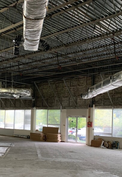 More Photos Of 200 Corporate Blvd S, Yonkers Light Manufacturing For Lease