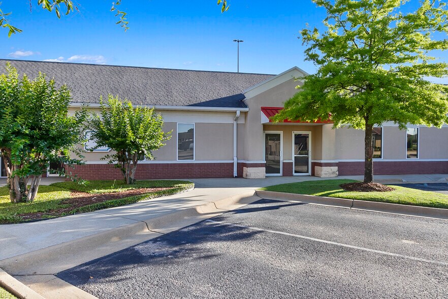 More Photos Of 2002 McFarland Blvd E, Tuscaloosa Office For Lease