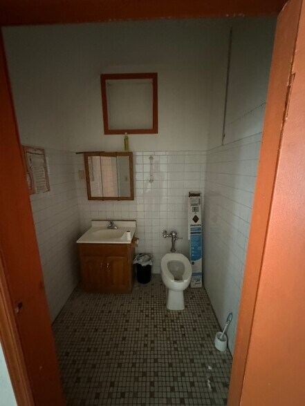 More Photos Of 328 48th St, Union City Storefront Retail Residential For Lease