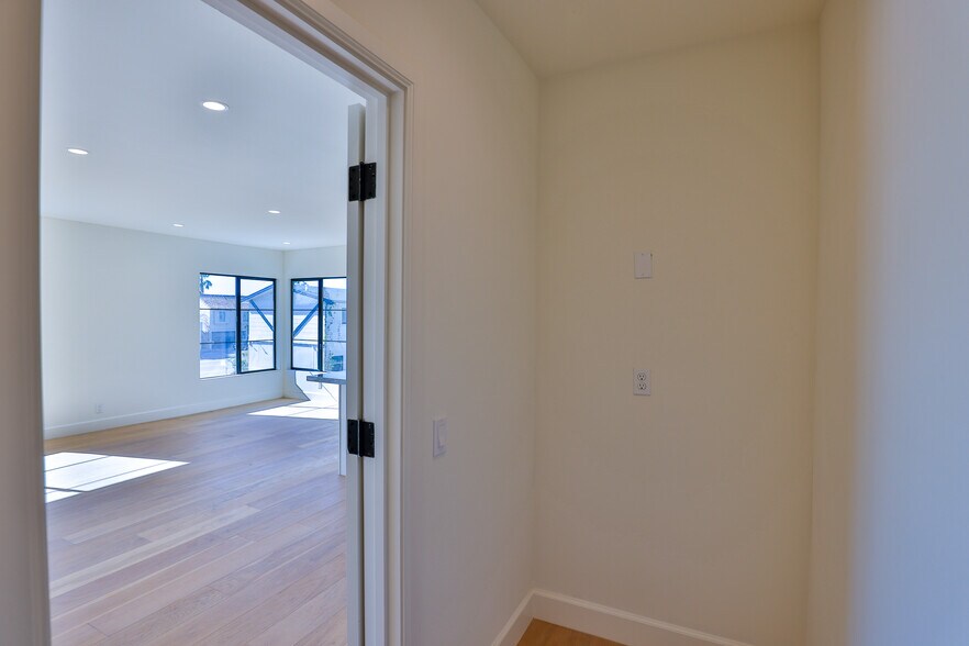 More Photos Of 22221-22227 Pacific Coast Hwy, Malibu Storefront Retail Office For Sale