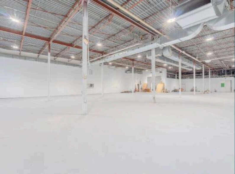 More Photos Of 5655 Rue de Marseille, Montréal Light Distribution For Lease