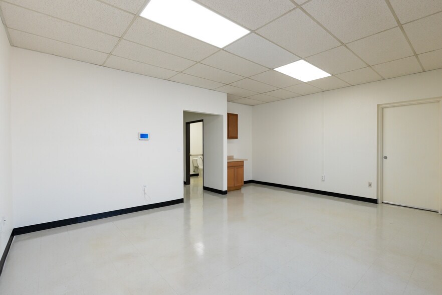 More Photos Of 854 Baseline Pl, Brighton Warehouse For Lease