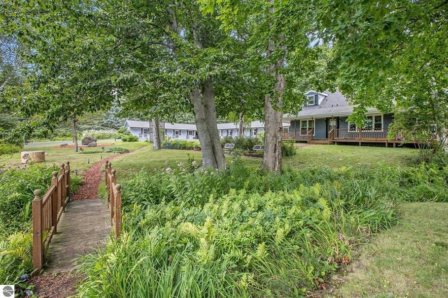 More Photos Of 519 Lake St, Frankfort Hotel For Sale
