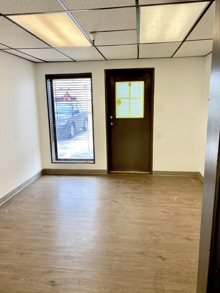 More Photos Of 400 Maxi Ct, Yukon Warehouse For Lease