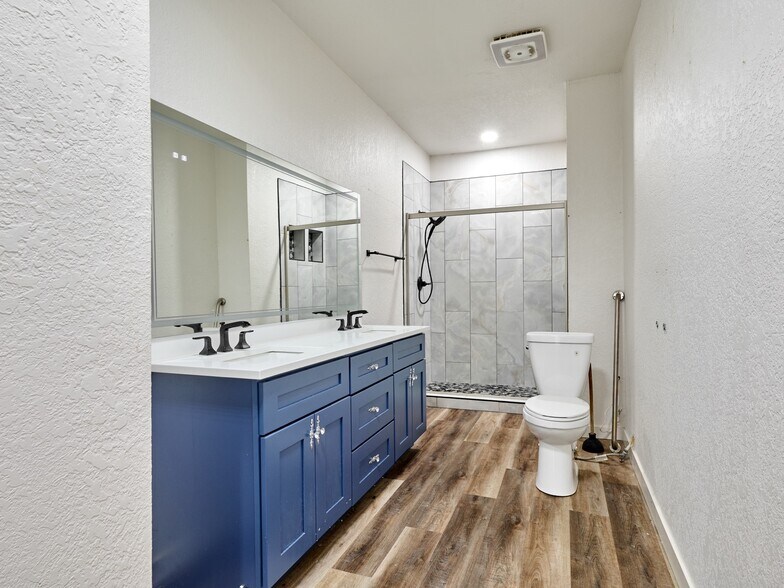 More Photos Of 1480 NE Laurel Ave, Woodburn Office For Sale