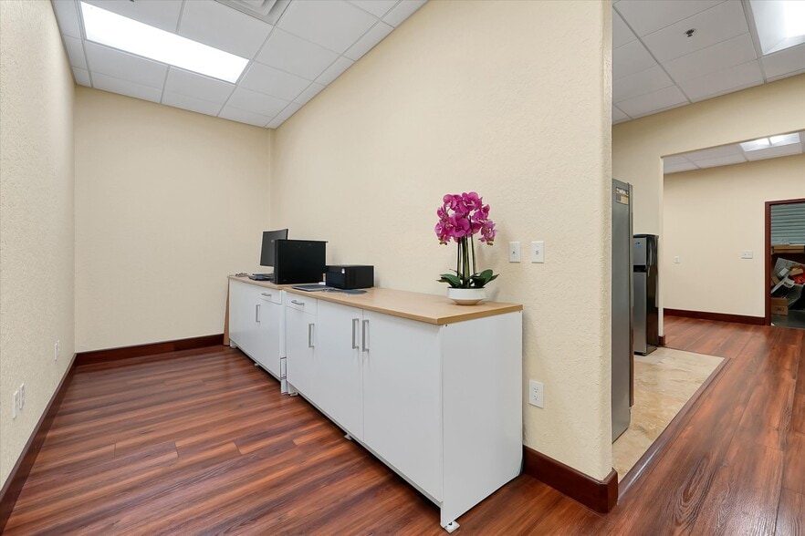 More Photos Of 8810 Commodity Cir, Orlando Showroom For Lease