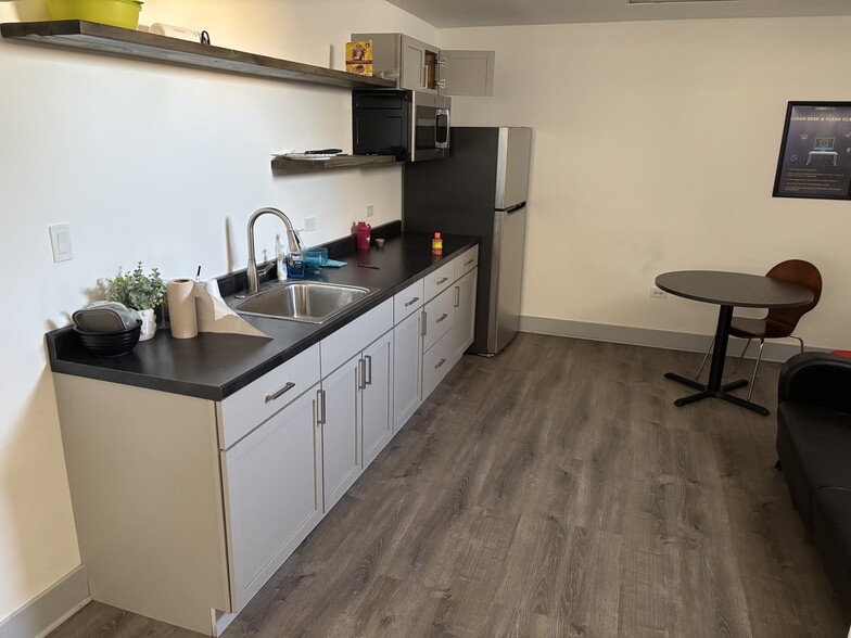 More Photos Of 3632-3652 N Cicero Ave, Chicago Showroom For Sale