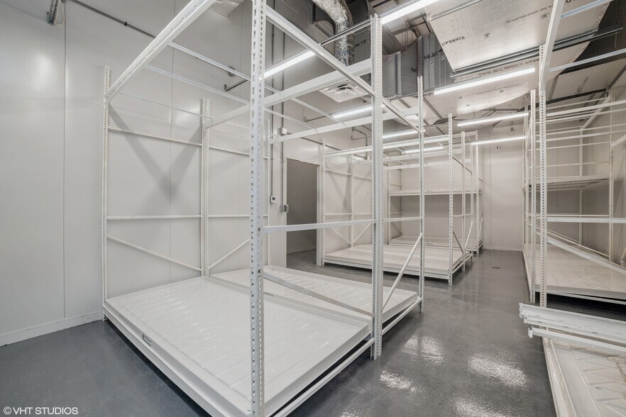 More Photos Of 740 Schneider Dr, South Elgin Manufacturing For Sale