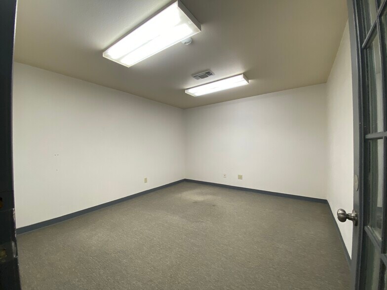 More Photos Of 4770 Washington Blvd, Beaumont Light Distribution For Lease