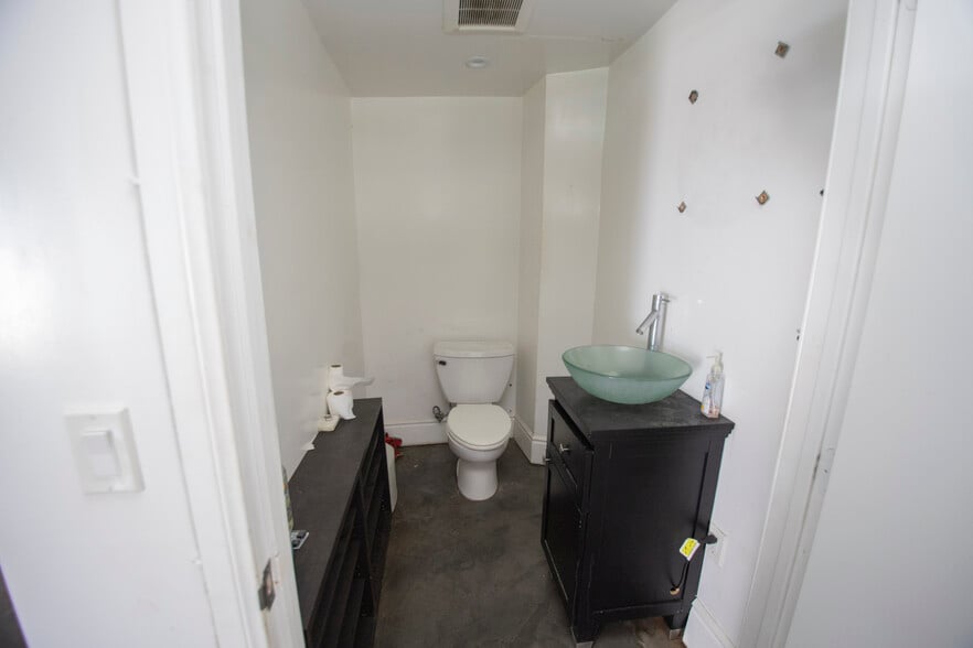 More Photos Of 5725 Lankershim Blvd, North Hollywood Storefront For Sale