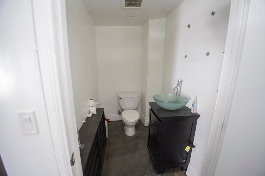 More Photos Of 5725 Lankershim Blvd, North Hollywood Storefront For Sale