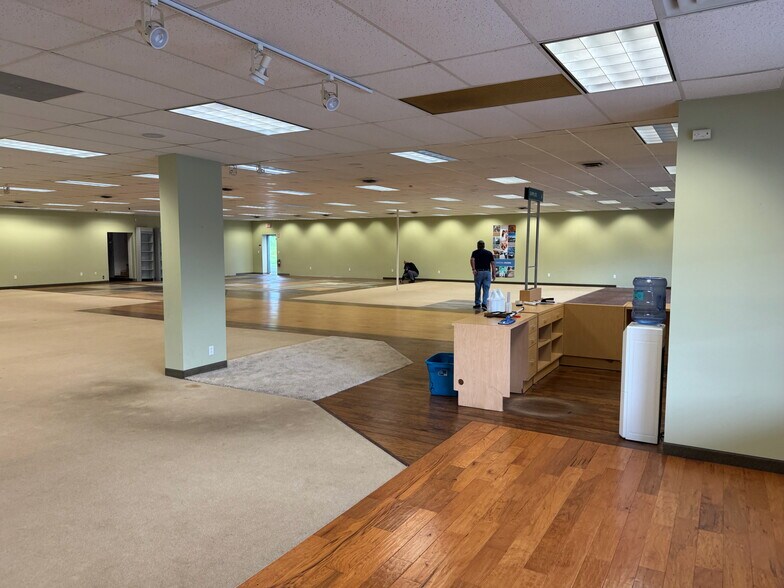 More Photos Of 104 Lenox Ave, Oneida Freestanding For Sale