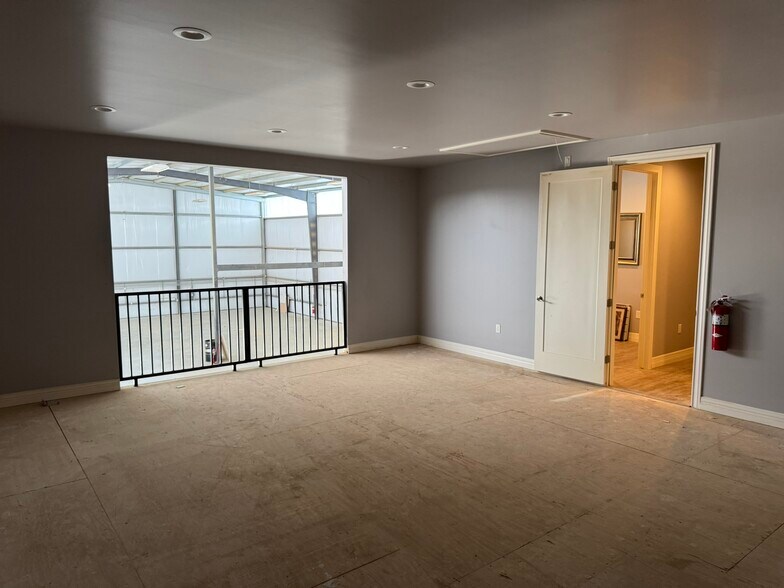 More Photos Of 10411 Kansack Ln, Houston Warehouse For Lease