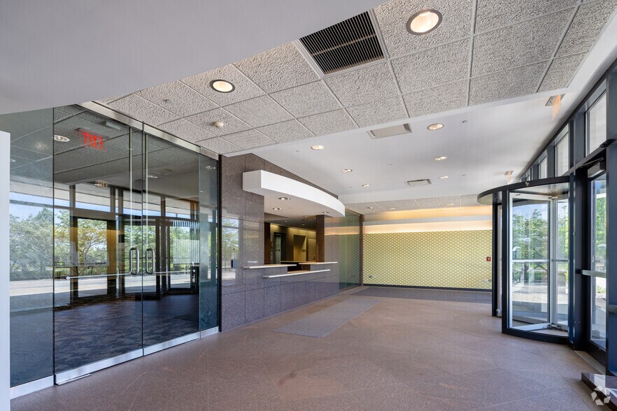 More Photos Of 4 Overlook Pt, Lincolnshire Office For Lease