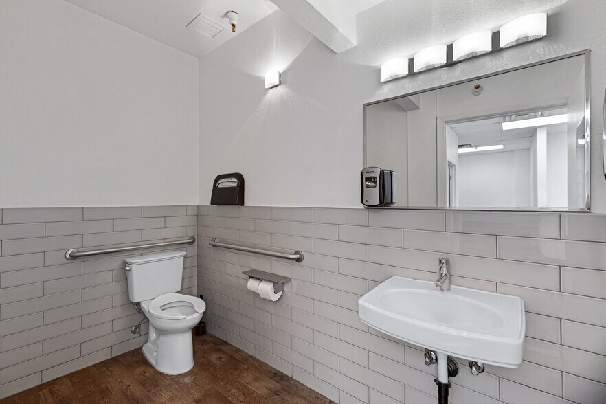 More Photos Of 731 W Fairmont Dr, Tempe Warehouse For Lease