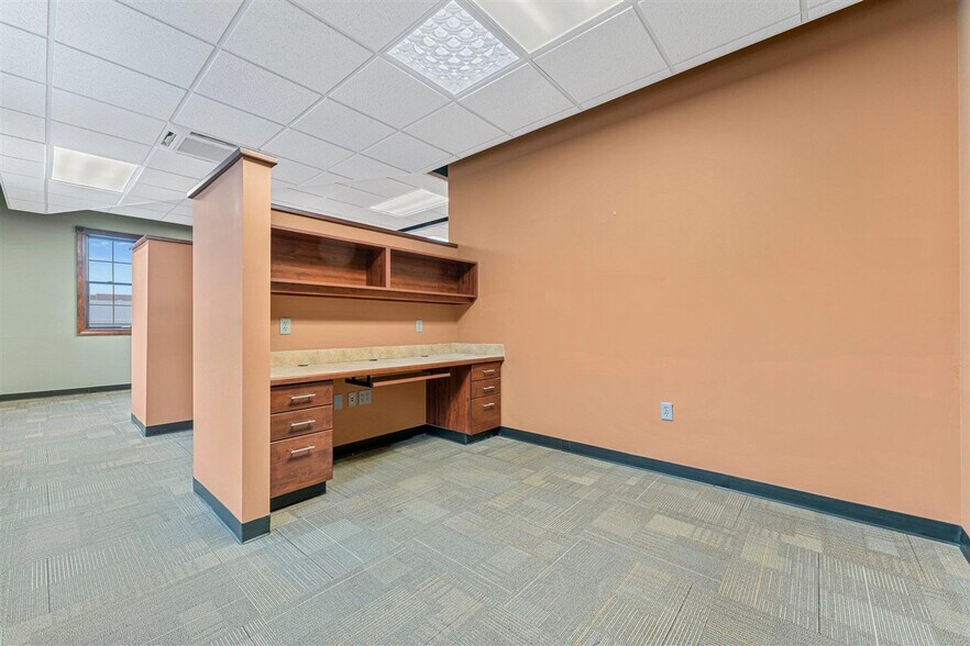 More Photos Of 728 College St, Bowling Green Office For Sale