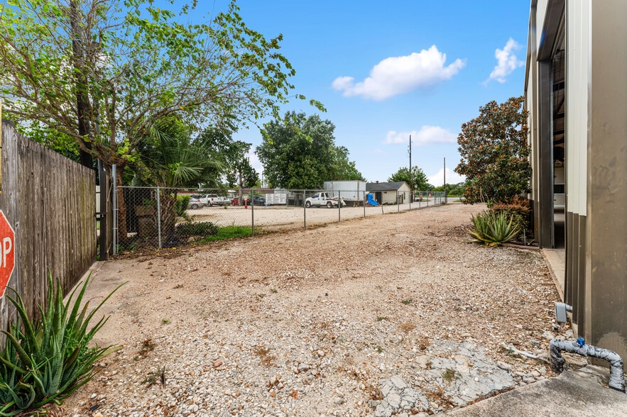 More Photos Of 6927 Highway 36 S, Rosenberg Office For Lease