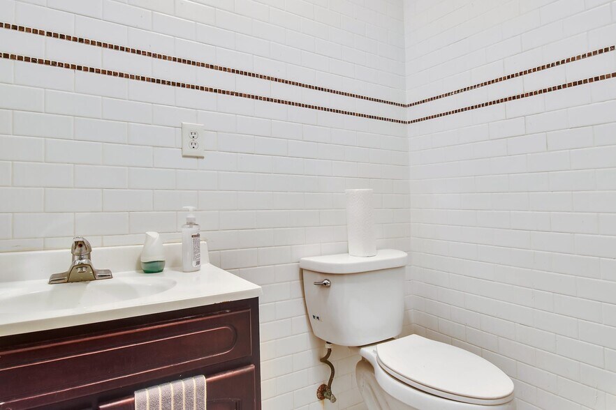 More Photos Of 507-511 45th St, Union City Health Club For Lease