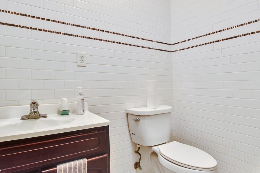 More Photos Of 507-511 45th St, Union City Health Club For Lease