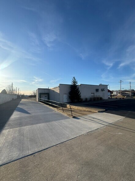 More Photos Of 13425 Snow Rd, Brook Park Freestanding For Lease