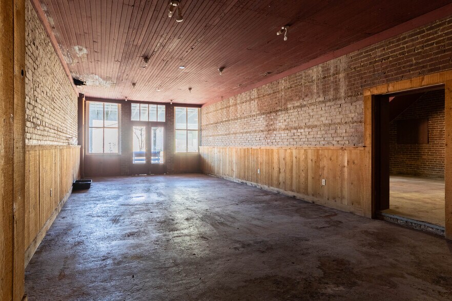 More Photos Of 135 Main St, Smiths Grove Storefront For Sale