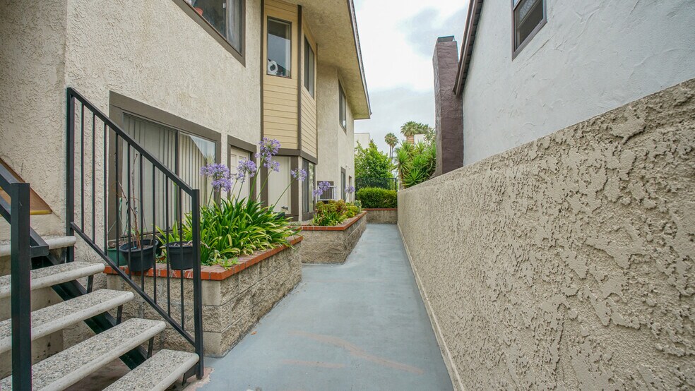 More Photos Of 517 Fischer St, Glendale Apartments For Sale