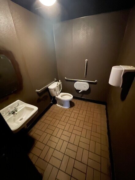 More Photos Of 4777 Mahoning Ave, Youngstown General Retail For Sale