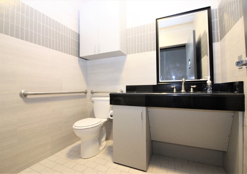 More Photos Of 1101 Woods St, Gainesville Warehouse For Sale