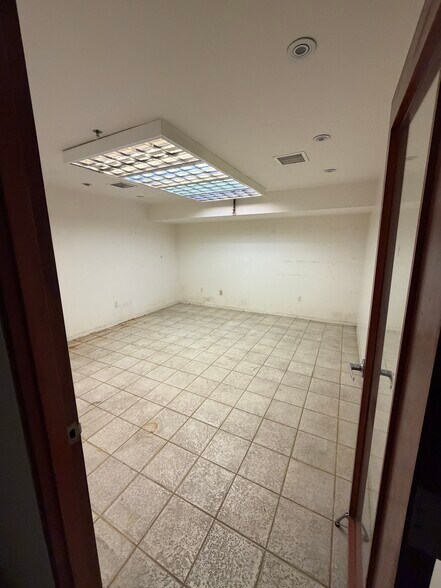 More Photos Of 13681 Roosevelt Ave, Flushing Office For Lease