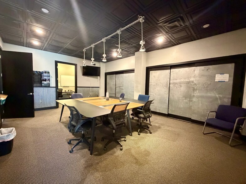 More Photos Of 413-417 S State St, Edmond Showroom For Lease