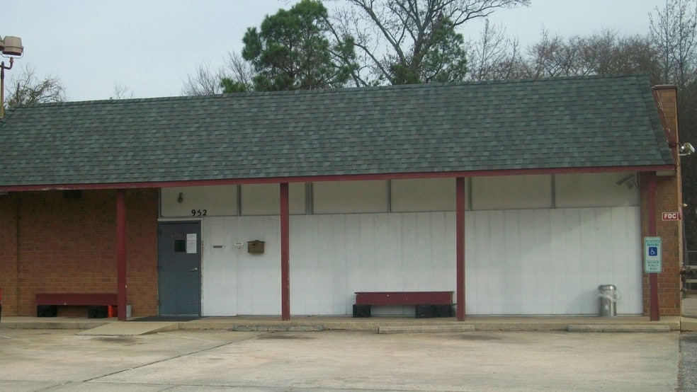 More Photos Of 952 Bragg Blvd, Fayetteville Flex For Sale