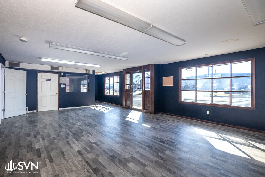 More Photos Of 508 S 3rd St, Danville Showroom For Lease