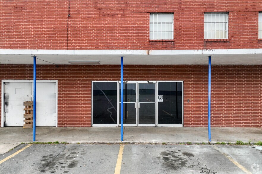 More Photos Of 2995 Starlight Dr, Winston-Salem Warehouse For Lease