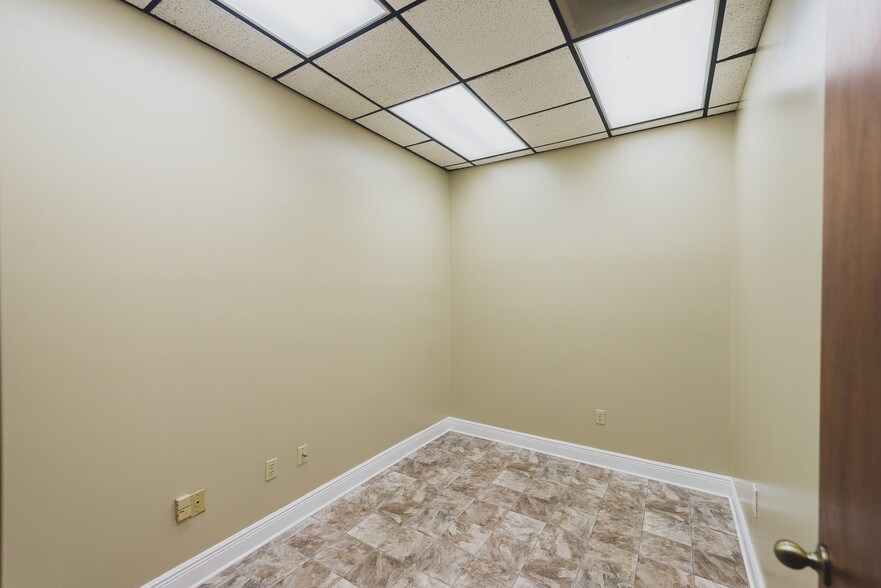 More Photos Of 2002 20th St, Kenner Office For Sale